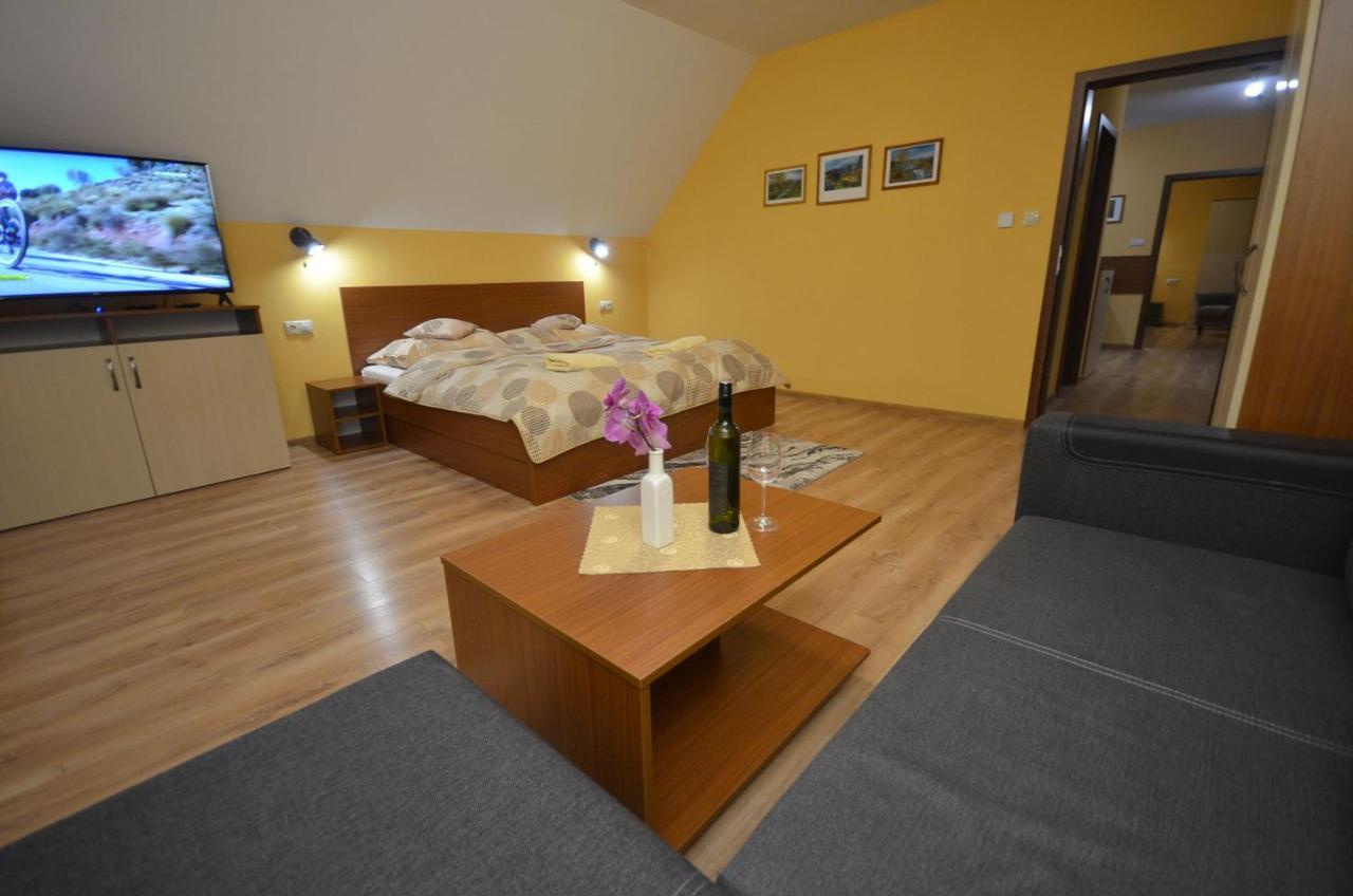 Apartmany Best I. Bešeňová Exteriör bild